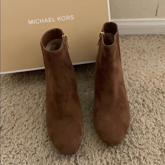 Michael Kors brown Suede boots size 8.5 like new - Picture 3 of 5
